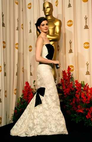 Anne Hathaway Valentino on Anne Hathaway In Valentino Dress